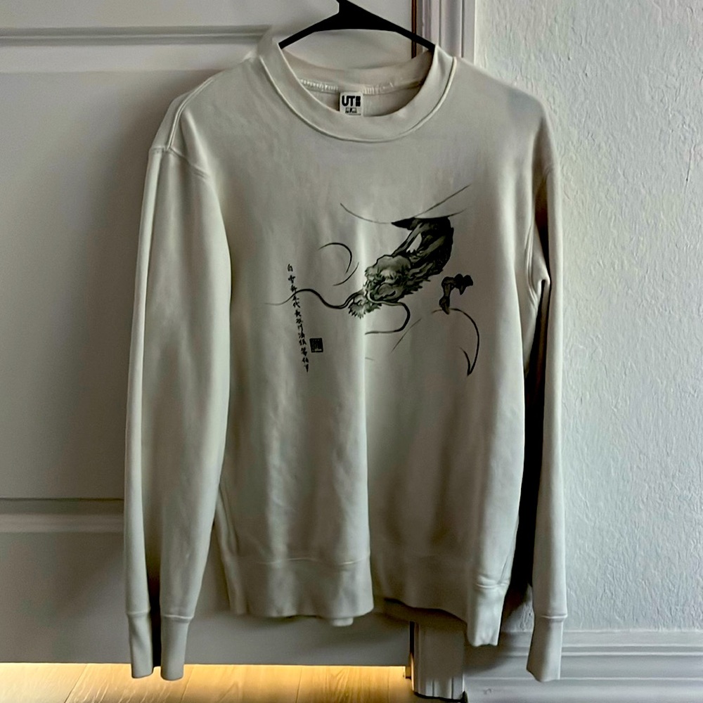 white uniqlo sweatshirt